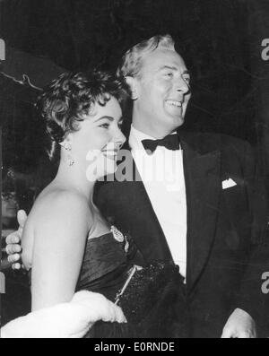 Elizabeth Taylor avec son mari Michael Wilding lors d'un événement Banque D'Images