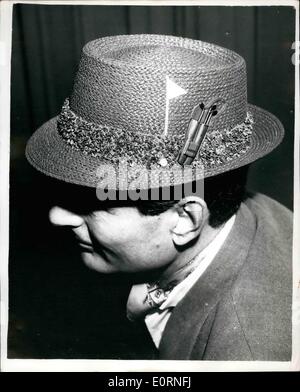 10 févr. 02, 1960 - hommes et pour garçons Salon- Royal Albert Hall. Un chapeau- Pour les golfeurs.. C'est Scarlet : le 7e Men's National et foire commerciale du garçon s'est ouverte ce matin au Royal Albert Hall, Londres. Photo montre : spécialement pour les golfeurs - un chapeau en paille rouge léger, avec l'imitation de la bande d'herbe en raphia, et un motif de côté, sac de golf clubs - et bal- à la foire. Banque D'Images