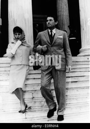 L'acteur Gregory Peck visites avec l'épouse Véronique à Athènes Banque D'Images