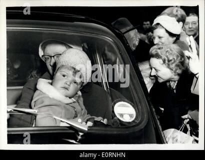 Mar. 14, 1960 - Survivre à Thackeray lits 1 Va à la maison : Timothy Thackeray le survivant de la frère siamois séparés en mars de l'année dernière - à gauche de l'hôpital de Saint-barthélemy - Londres ce matin pour l'accueil de ses parents M. et Mme Reginald Thackeray à Mill Hill. Timothy devra encore porter un capuchon en plastique pour protéger la partie de son crâne où il a été séparé de Jeremy. Il peut avoir besoin d'une autre opération. Photo montre Timothy assis sur les genoux de sa mère en tant que membres de la fonction Obtenir un mot à lui - lorsqu'il  l'hôpital ce matin. Banque D'Images