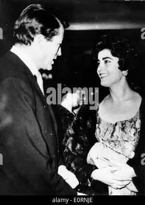 L'acteur Gregory Peck parler avec Irene Papas au King's Palace Hotel Banque D'Images