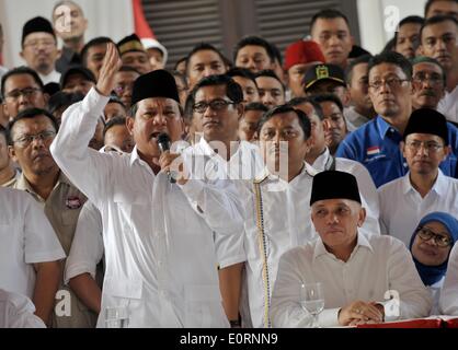 Jakarta, Indonésie. 19 mai, 2014. Prabowo Subianto candidat à l'élection présidentielle indonésienne (L, avant), à côté de son colistier Hatta Rajasa (R, avant), parle aux supporters lors de la déclaration de leur candidature à l'élection présidentielle, à Jakarta, Indonésie, le 19 mai 2014. Ti'Kuncahya Crédit : B./Xinhua/Alamy Live News Banque D'Images