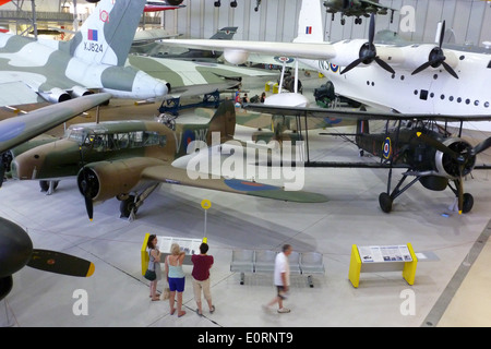 Visiteurs à l'Imperial War Museum, Duxford, Cambridgeshire. Banque D'Images