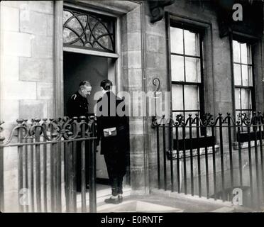 10 févr. 02, 1960 - des télégrammes de sympathie arrivent à la Mountbatten's London Flat... Photo : Keystone montre des télégrammes de sympathie arrivent à No2 Wilton Crescent, Belgravia - la maison de Lord Mountbatten Londres - à la suite de la news que Lady Mountbatten est décédé au cours d'une visite à Jesselton, capitale de Bornéo du Nord britannique... Comtesse Mountbatten est mort dans son sommeil... Elle a été 58. Banque D'Images