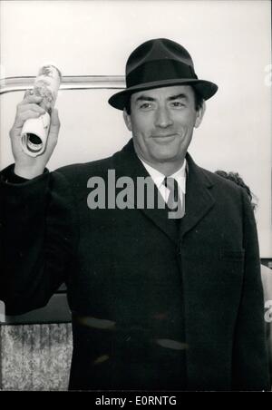 10 févr. 02, 1960 - Gregory Peck arrive à Paris : OPS Gregory Peck photographié à l'Aéroport seulement où nous sommes arrivés de New York tôt ce matin . Le célèbre acteur n'en passer 6 jours à Paris avant d'aller à l'île de Rhodes pour le tournage du film ''Les Canons de Navarone. Banque D'Images