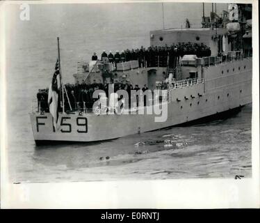 10 févr. 02, 1960 - Lady Mountbatten est enterré en mer alors qu'elle avait demandé : avec une simple mais profondément émouvante cérémonie, le corps de la comtesse Mountbatten de Birmanie a été sorti pour voir à bord de la frégate H.M.S. De Portsmouth éveil hier, pour l'enterrement de quatre milles au sud de Nab Tower, au large de l'île de Wight. Photo montre des couronnes de la famille en deuil flottent sur la mer à la suite de l'enterrement d'hier. Banque D'Images