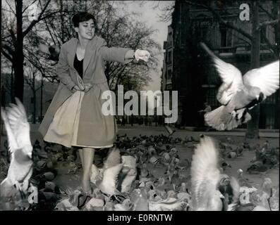 10 févr. 02, 1960 - L'actrice du film bulgare à Paris pour la première de son film : Khroucharska Sasha, la jeune actrice du film, bulgare, est actuellement à Paris où elle assistera à la première de son film ''Les étoiles'' qui a reçu un prix spécial du jury au festival de Cannes en 1958. Sasha Khroucharska emprunte dans le film de jeune fille juive ( une sorte d'Ann Frank bulgare) condamné à mourir dans un camp de la mort allemand. Photo montre Sasha Krucharska avec pigeons près de la place de l'Etoile, Paris ce matin. Banque D'Images