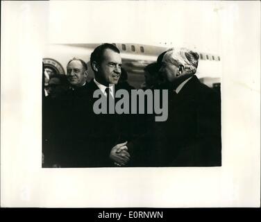 10 févr. 02, 1960 - Le président Nixon ici. Le président américain Richard Nixon, est arrivé en Angleterre ce soir, pour un court séjour, il est à présent sur une tournée des pays européens. La photo montre le président Nixon est accueilli à son arrivée à l'aéroport de Londres ce soir par Harold Wilson (à droite) Banque D'Images