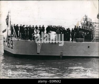 10 févr. 02, 1960 - Dame Mounthatten est enterré en mer alors qu'elle avait demandé : avec une simple mais profondément émouvante cérémonie le corps de la comtesse Mountbatten de Birmanie ont été prises en mer à bord de la frégate de Portsmouth éveil cet après-midi pour l'enterrement. La photo montre le cercueil contenant le corps de la comtesse Mountbatten est engagé à la mer après le service effectué par le Dr Fisher, l'archevêque de Canterbury. Sur le droit peut être vu du prince Philip, sa mère, la Princesse Andrew, Earl Mountbatten, et ses deux filles Dame Brabourne, et Lady Pamela Hicks. Banque D'Images