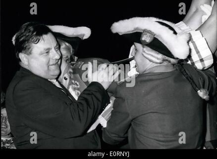 02 février 1960 - Danse Mary ''protège'' Ministre Strauss - Lors d'une session de la Carnavals Parti Démocrate Chrétien au lit Godesberg/West-Germany, Ministre fédéral de la Défense, Franz Josef Strauss a été présenté avec la Médaille de la ville des soldats et avec le baiser de la danse Marie du Corps Banque D'Images