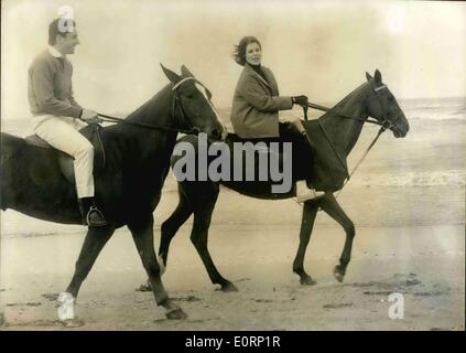 Avril 04, 1960 - Kim Novak Deauville : Kim Novak, la célèbre actrice écran américain, a passé quelques jours à Deauville avant d'aller à Cannes. Photo montre Kim Novak sur la photo de l'équitation sur la plage de Deauville. Banque D'Images