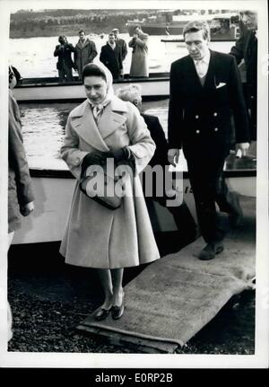 Avril 04, 1960 - La princesse Margaret et fiancé suivre la course. Gagner la course de bateau Oxford. : La course de bateau annuelle entre Oxford et Cambridge, de Putney à Mortlake, a été remporté par l'équipage d'Oxford par 1 1/4 longueurs, la course a été regardé par la princesse Margaret et son fiancé, M. Antony Armstrong-Jones , qui a suivi l'équipage dans l'Université de Cambridge lancer 'Amary en 1950, M. Armstrong-Jones était de la Cox de l'équipage de Cambridge. La photo montre la princesse Margaret, suivi de M. Anthony Armstrong-Jones, descendre de la lancer dans lequel ils ont suivi la course de bateau, à Chiswick, après la course. Banque D'Images