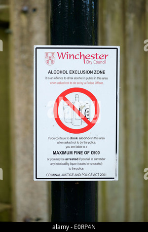 Zone d'exclusion de l'alcool signe, UK - l'interdiction de boire de l'alcool à l'extérieur dans un parc public Banque D'Images