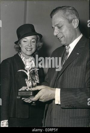 Avril 04, 1960 - 5ème Festival International du film amateur : M. Maurice Bokanowski, maire d'Asnières, dans la banlieue parisienne, et ministre des P.T.T., présenté hier, ''l'Thilst d'Or'', une récompense qui sera remis au lauréat de la 5e International Amateur film festival, qui aura lieu la semaine prochaine à asnieres. Photo montre M. Bokanowski montrant le ''Thilst d'Or'' à l'actrice française Micheline Presle Banque D'Images