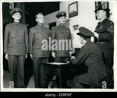 Avril 04, 1960 - Sir Alec Guinness joue ''Lawrence d'Arabie'' : Sir Alec Guinness est illustrant le rôle de Lawrence d'Arabie - dans la pièce ''Ross'' par Terence Rattigan - qui est actuellement à la Royal Court Theatre, Liverpool. Photo montre Sir Alec Guinness comme A/C Ross du R.F.C. - Sur une accusation d'être absent sans permission - dans une scène de Ross. Banque D'Images