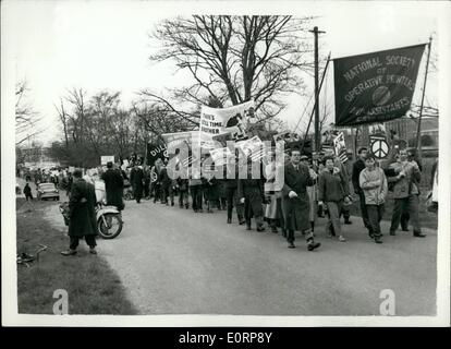 Avril 04, 1960 - Début de l'Aldermaston Anti-Nuclear Mars. Vue générale. : plus de dix mille personnes sont dites en tenant Banque D'Images