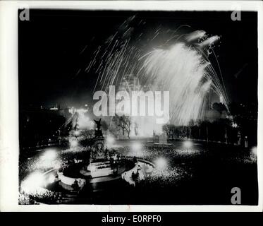 Avril 06, 1960 - Feu d'artifice en l'honneur du président de la France. Vu du toit du palais : Un superbe feu d'artifice a eu lieu à St James' Park hier soir - en l'honneur de l'État visite à Londres du président et Mme. De Gaulle de la France. Les visiteurs et la reine avec d'autres membres de la famille royale vu l'affichage du balcon. La photo montre la scène au cours de l'affichage - vue depuis le toit du palais de Buckingham - hier soir. Banque D'Images