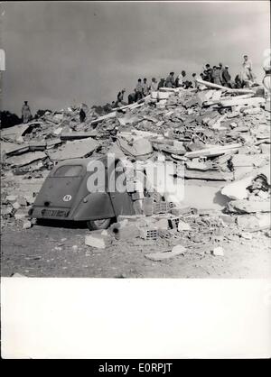 Mars 02, 1960 - Séisme d'Agadir : Débris d'une voiture enfouie sous une shamble de briques et les débris dans la section européenne d'Agadir. Banque D'Images