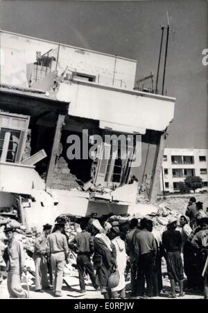 Mars 02, 1960 - Séisme d'Agadir : les marins de la base aérienne d'Agadir et une grojup d'indigènes en face d'une des ruines d'une maison snattered complètement par le séisme. Banque D'Images