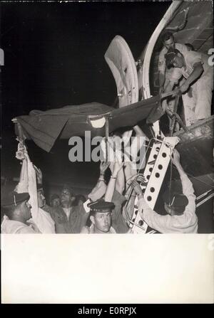 Mars 02, 1960 - Tremblement de terre détruit Agadir : des personnes blessées dans le tremblement de terre d'être prises pour un avion de la Base Aérienne Française épargnée par le tremblement de terre d'être transporté à Casablanca. Banque D'Images