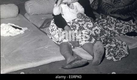 Mars 02, 1960 - Tremblement de terre détruit Agadir. La photo montre un jeune survivant avec sa petite fille à l'abri dans l'un des hangars Banque D'Images