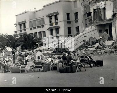 Mars 02, 1960 - le tremblement de terre d'Agadir - OPS : survivants du tremblement devant les ruines de leur hôtel où ils résidaient. (C Banque D'Images