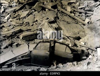 Mars 02, 1960 - Séisme d'Agadir : Débris d'une voiture enfouie sous une shamble de briques et les débris dans la section européenne d'Agadir. Banque D'Images