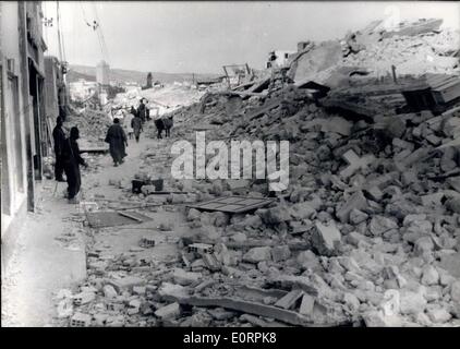 Mars 02, 1960 - Agadir complètement détruit par le séisme : plus de 2 000 personnes ont été tuées et plusieurs milliers d'assuré hier soir, lorsque deux tremblements de terre, un feu et un raz de marée complètement détruit la ville marocaine d'Agadir. Banque D'Images