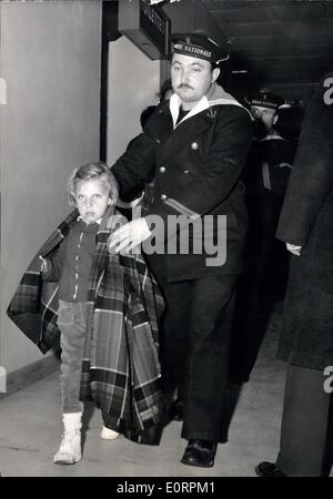 Mar. 03, 1960 - Les survivants du séisme d'Agadir arrivent à Paris : 66 survivants du séisme d'Agadir, surtout des femmes et des enfants des marins français stationnés à la base d'Agadir, est arrivé à l'aéroport d'Orly la nuit dernière. Photo montre un marin paternel de l'escorte d'un petite fille à l'arrivée de l'avion spécial d'Agadir à l'aéroport d'Orly la nuit dernière. Banque D'Images