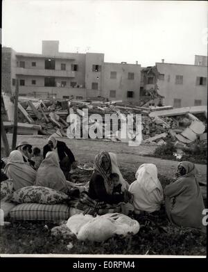 Mar. 03, 1960 - 3.3.60 Scènes de Agadir ? Tremblement de la ville. Photo : Keystone montre les survivants du terrible séisme qui a frappé la ville d'Agadir au Maroc, s'asseoir dans les débris de ce qui était autrefois la maison, certains des effets personnels qu'ils ont réussi à sauver. Banque D'Images