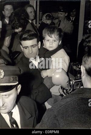 Mar. 03, 1960 - Les survivants du séisme d'Agadir arrivent à Paris : 66 survivants du séisme d'Agadir, surtout des femmes et des enfants des marins français stationnés à la base d'Agadir, est arrivé à l'aéroport d'Orly la nuit dernière. Photo montre un petit garçon dans les bras de son père a l'air déconcerté et un peu peur parmi la foule de journalistes et photographes. Banque D'Images