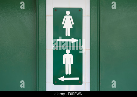 Panneau vert avec des symboles masculins et féminins réalisé pour aller dans des directions opposées Banque D'Images
