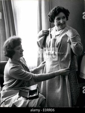 Mai 05, 1960 - Mme Peabody montre la robe qu'elle portera sur le mariage royal : Mme Peabody, le 50 ans, ex-femme de ménage à Tony Armstrong-Jones, a choisi un prêt-à-porter robe Jacquard de soie gris pâle avec une taille haute et courte veste cintrée à porter lorsqu'elle fréquente le mariage de la princesse Margaret et de Tony Armstrong-Jones vendredi. Photo montre : Mme Betty Peabody montre fièrement la robe qu'elle portera au mariage de vendredi. Banque D'Images