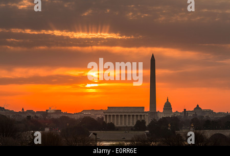 Lever du soleil au-dessus de Washington DC, USA - avec le Lincoln Memorial, le Washington Monument et Capitol building avec ciel rouge Banque D'Images