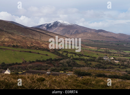 Paysage d'Irlande, dans le comté de Kerry près de Dingle dans la République d'Irlande, avec la neige sur les montagnes au loin Banque D'Images