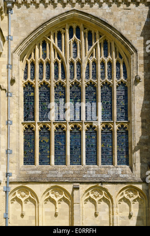 Grande fenêtre gothique et d'extérieur de bâtiment de la cathédrale de Winchester, Hampshire, England, UK Banque D'Images