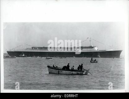 Mai 05, 1960 - Lancement du paquebot le plus long du monde : Madame de Gaulle, épouse du Président français, a lancé aujourd'hui la chemise la plus longue du monde - S.S. France, à Saint Nazaire les chantiers navals. Les 60 000 tonnes - La Compagnie Général Transatlantique paquebot est le plus grand d'être construit pour l'Atlantique Nord depuis plus de 20 ans. C'est 1035 pieds de longueur. La photo montre la vue de côté de la S.S. France, après le lancement d'aujourd'hui à Saint Nazaire. Banque D'Images