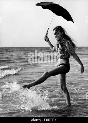 Portrait de Heidi Fischer s'éclabousser dans les vagues à la plage Banque D'Images