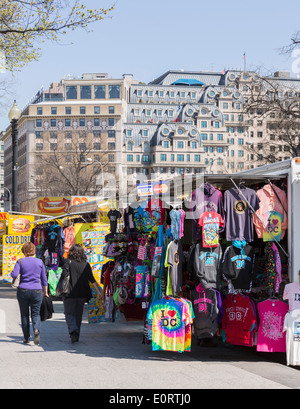 Vendeur de rue de décrochage de marché vendre des cadeaux souvenirs touristiques, Washington DC, USA Banque D'Images