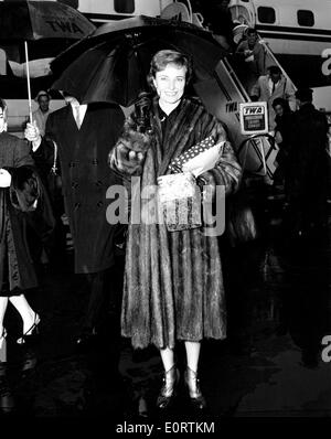 L'actrice Doris Day à bord d'un courant-jet de TWA avec un parapluie Banque D'Images