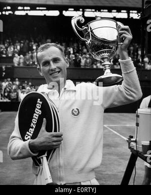 Tennis pro Neale Fraser montre trophy Banque D'Images