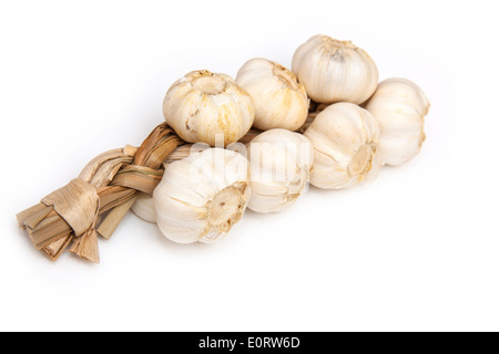 String d'ail bulbes isolated on a white background studio. Banque D'Images