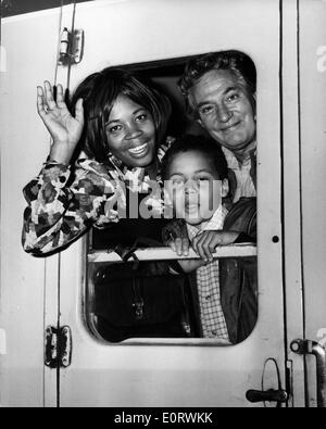 L'acteur Peter Finch avec femme Eletha Barrett et fils Banque D'Images