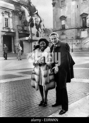 L'acteur Peter Finch vacances avec Eletha Barrett Banque D'Images