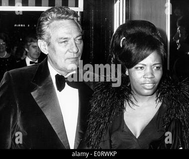 L'acteur Peter Finch pour l'événement avec Eletha Barrett Banque D'Images