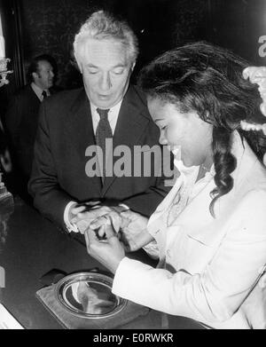 L'acteur Peter Finch et Eletha Barrett monter des bandes de mariage Banque D'Images