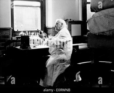 Alexander Fleming biologiste travaille dans son laboratoire Banque D'Images