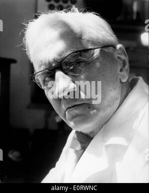 Alexander Fleming biologiste travaille dans son laboratoire Banque D'Images