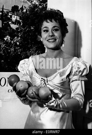 L'actrice Annie Girardot holding oranges Banque D'Images