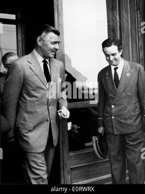 L'acteur Clark Gable parle avec le portier pendant qu'il part Banque D'Images
